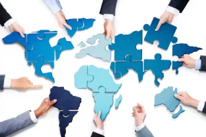 mapa-mundo-rompecabezas-manos-internacionales