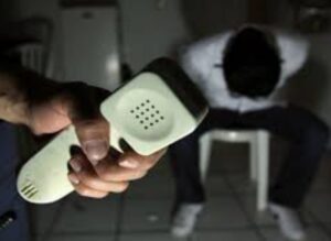 secuestrador con telefono para extorsion